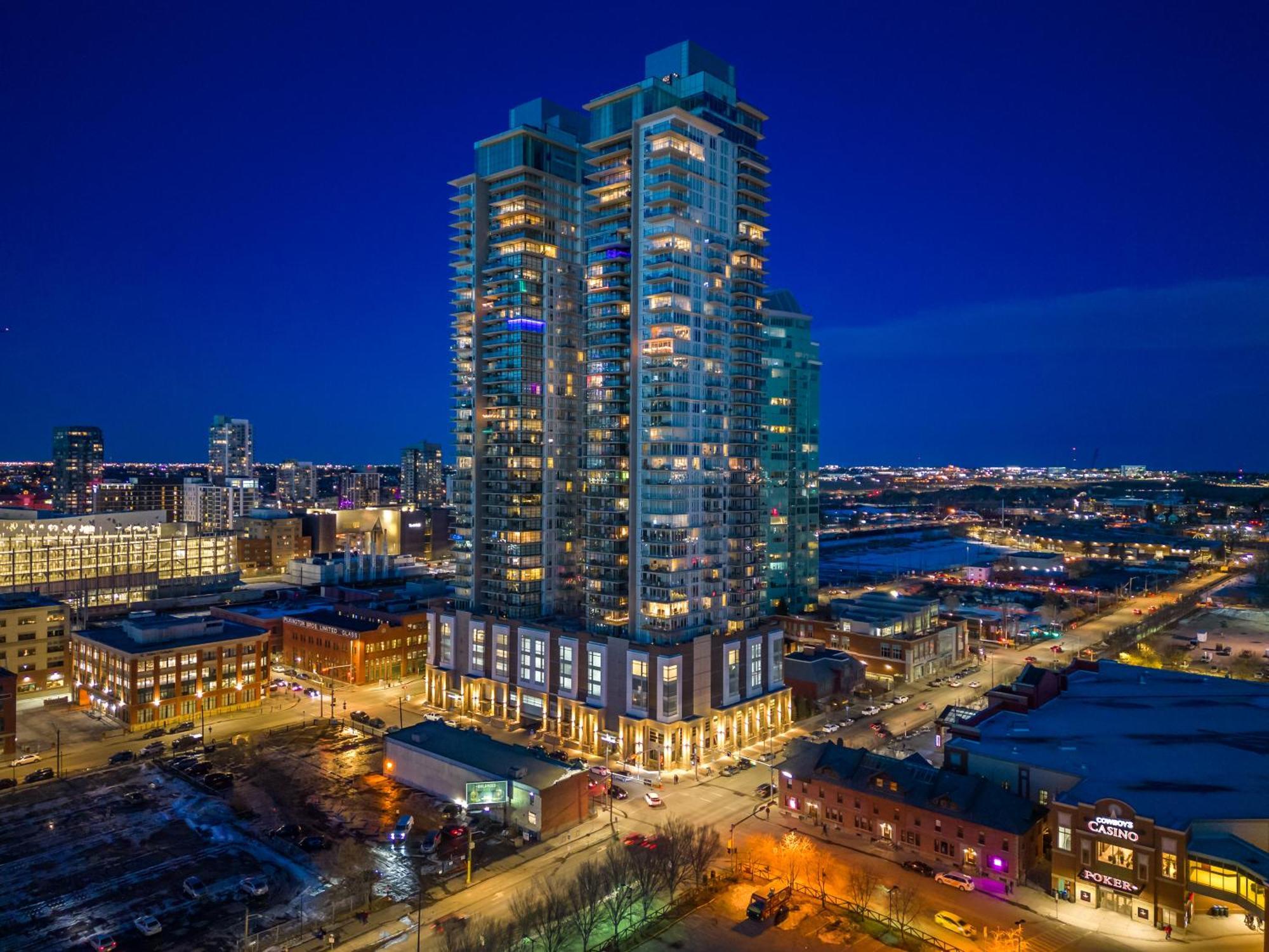 Unbeatable Downtown Experience- Walk To Bars, Casino, Stampede & Saddledome Plus Bonus Banff Pass, Parking & Wine! Κάλγκαρι Εξωτερικό φωτογραφία