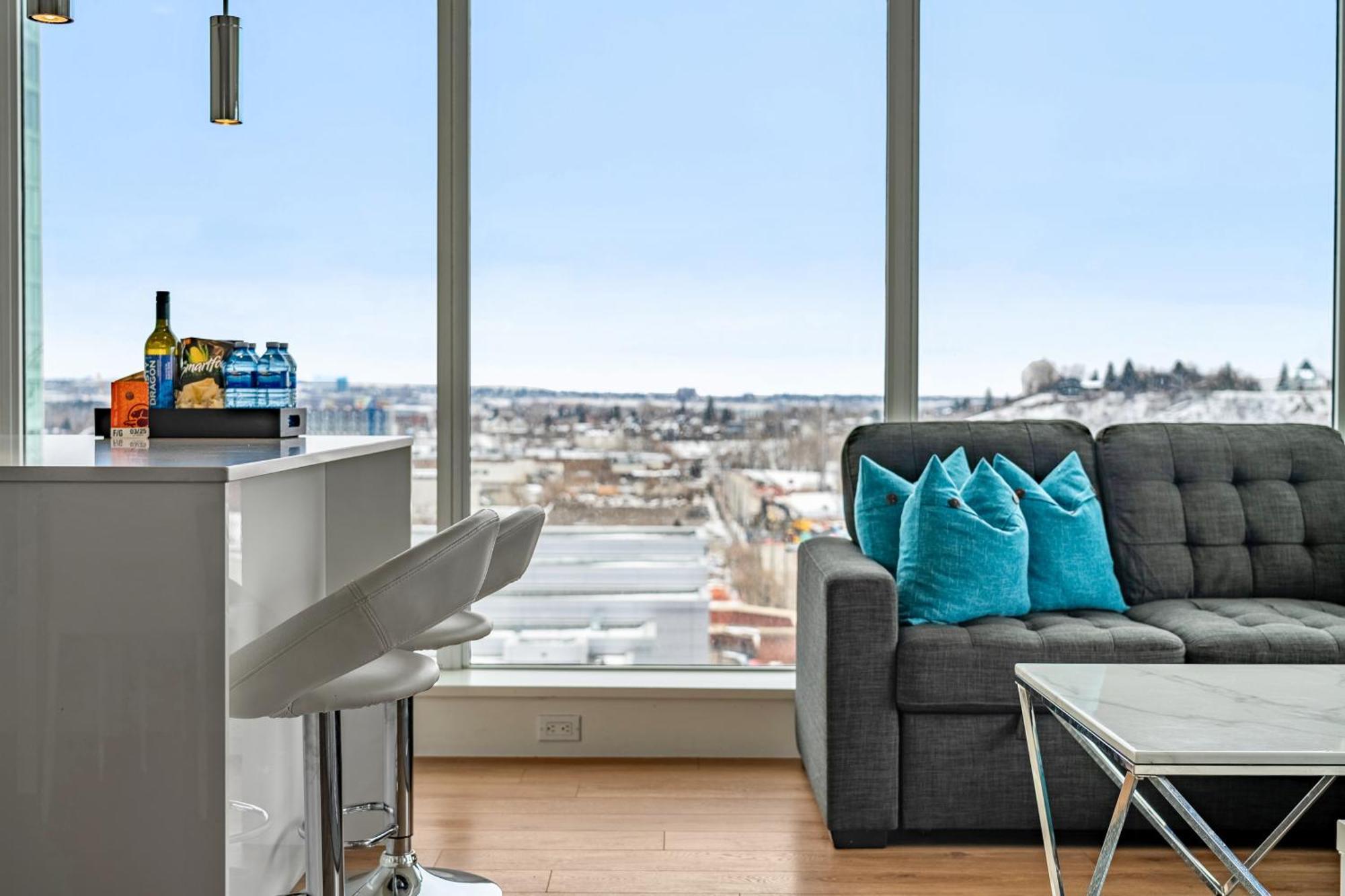 Unbeatable Downtown Experience- Walk To Bars, Casino, Stampede & Saddledome Plus Bonus Banff Pass, Parking & Wine! Κάλγκαρι Εξωτερικό φωτογραφία